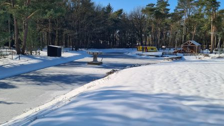 Foto: Beschutte ligging doet ijsbaan Bosbad Putten de das om