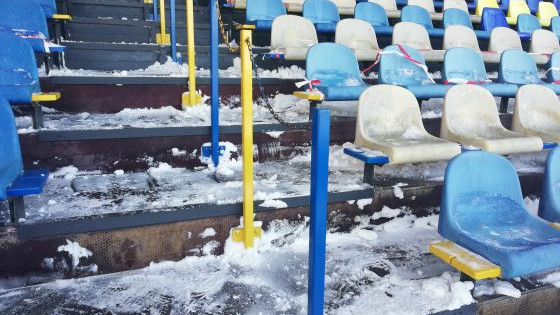 Foto: Sneeuwruimers gezocht om tribune vv Nunspeet sneeuwvrij te maken
