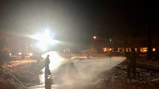 Foto: Brandweer helpt met ijsbanen in Nunspeet