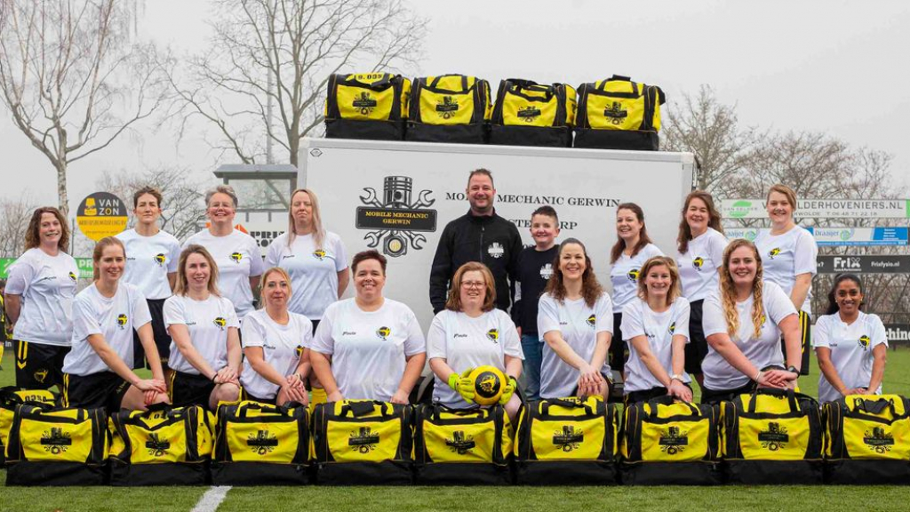 Foto: Mobile Mechanic Gerwin Oostendorp sponsort tassen VSCO’61 Vrouwen 30+ 2