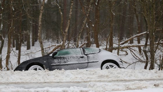 Foto: Meerdere auto’s van de weg door gladheid