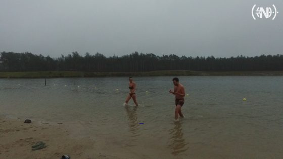 Foto: Wethouder neemt uitdaging aan en gaat ijszwemmen