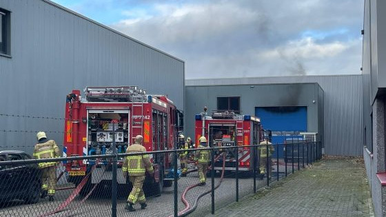 Foto: Brand bij autobedrijf in Harderwijk