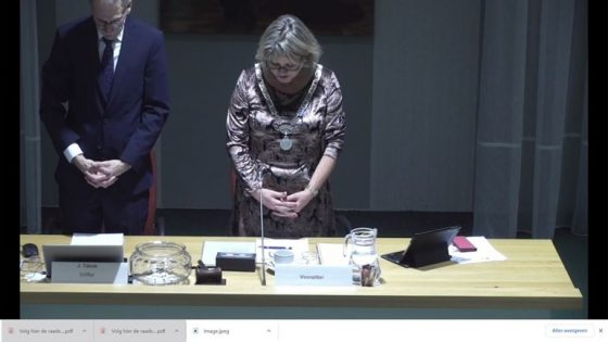 Foto: Bidden bij raadsvergadering blijft verplicht in Oldebroek, ondanks brief minister