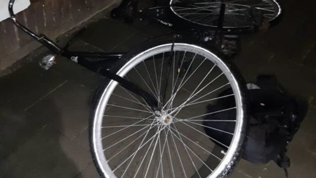Foto: Dronken man probeert tijdens avondklok in te breken in auto’s