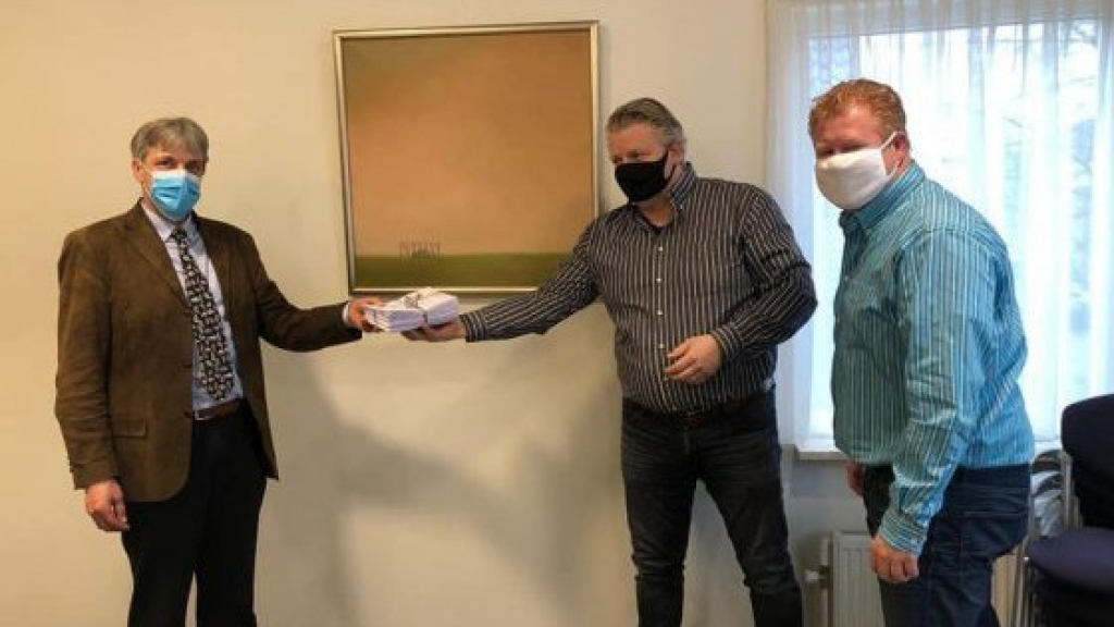 Foto: Actiegroep Foreesten Vierhouten overhandigt petitie aan wethouder