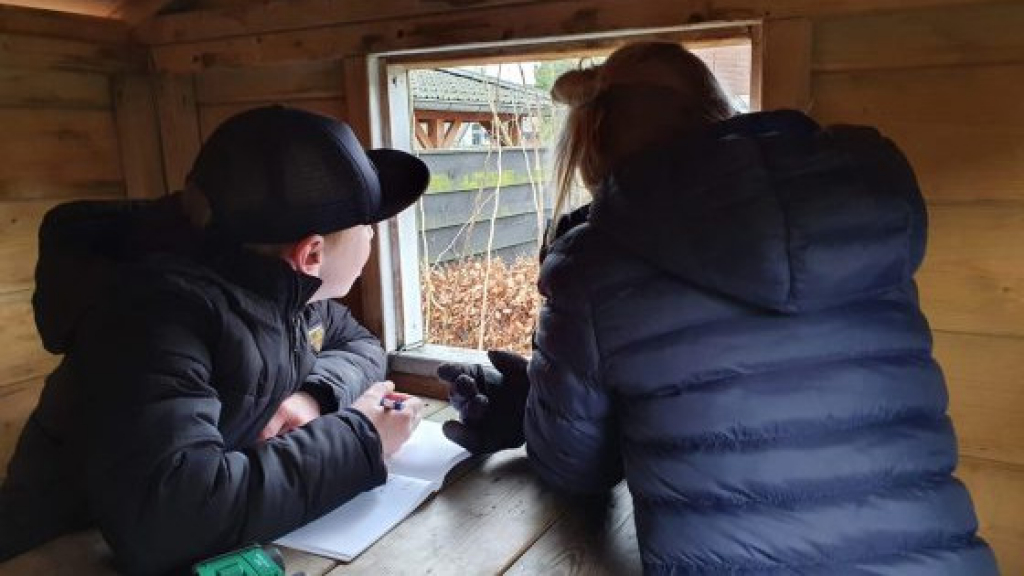 Foto: Welpenjongens doen mee aan Nationale Vogeltelling