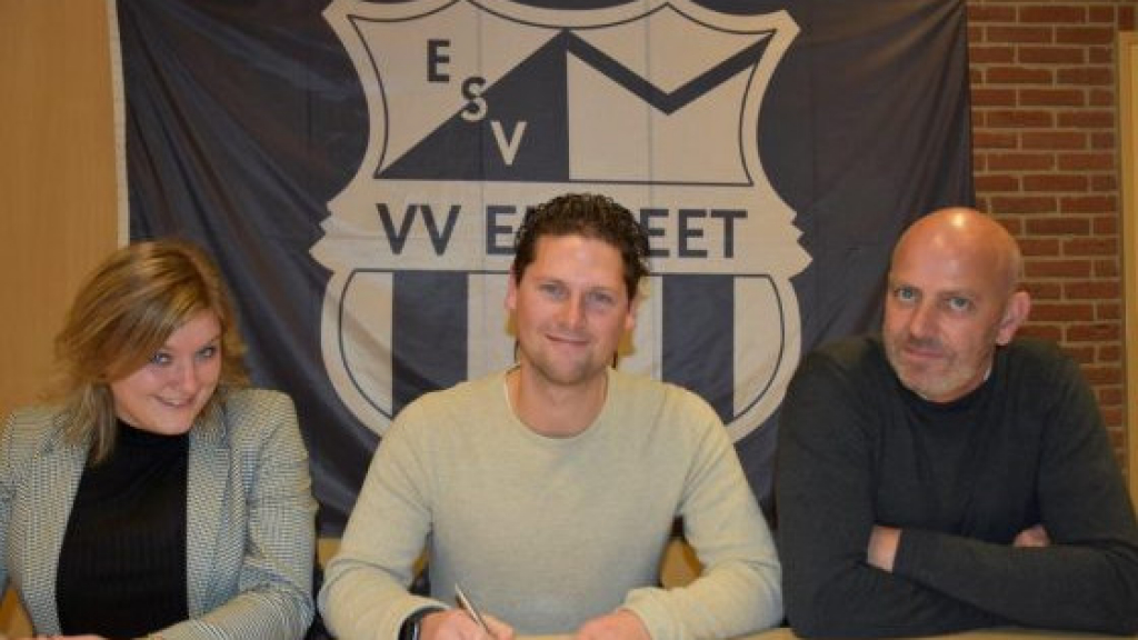 Foto: Contractverlenging hoofdtrainer Norbert Koelewijn bij vv Elspeet