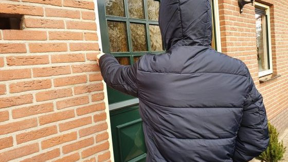 Foto: Buurtpreventie Team Elspeet en wijkagent vragen aandacht voor babbeltrucs
