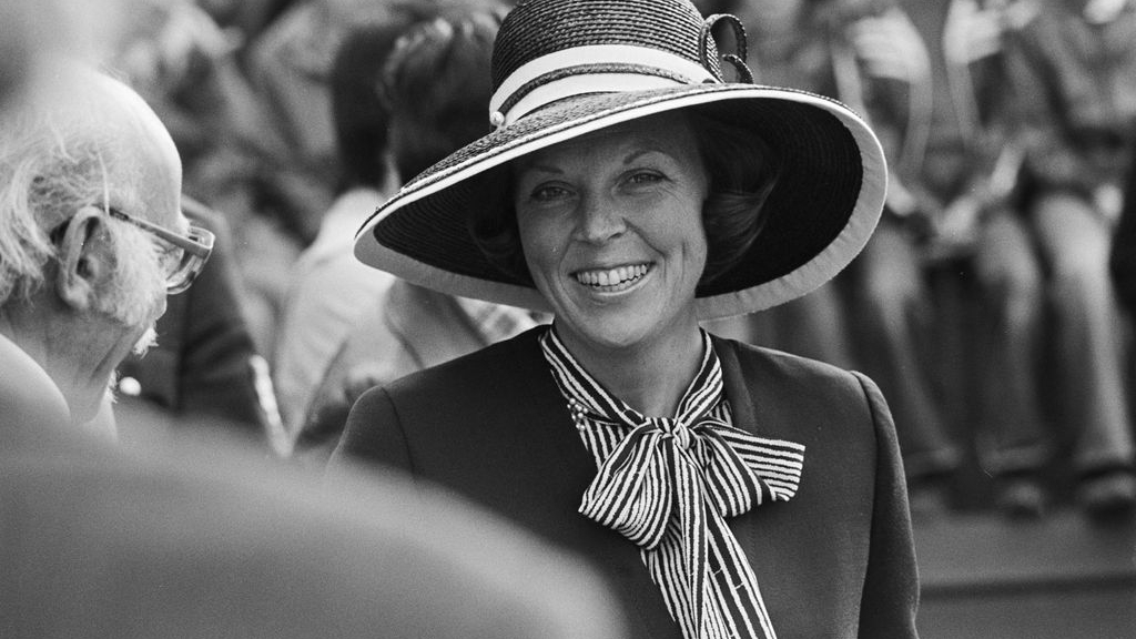 Foto: Vriendenlezing modekenner en royalty watcher Josine Droogendijk in Stedelijk Museum Kampen