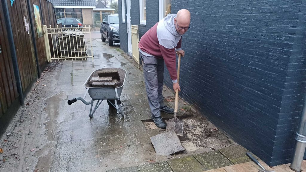 Foto: Tegeltaxi Elburg haalt gratis stenen op bij inwoners die tuin aanpakken