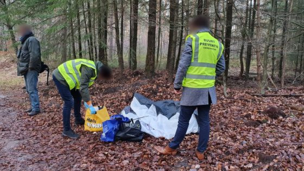 Foto: Vermoedens van feestje in het bos