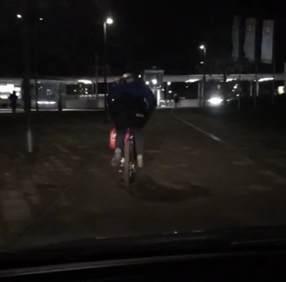 Foto: 11-jarige zoekt naar zijn gestolen fiets en vindt de dief