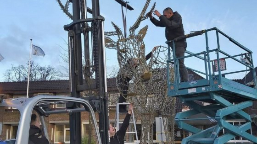 Foto: Verlichte herten doelwit van jongeren en daarom nu op stal gezet