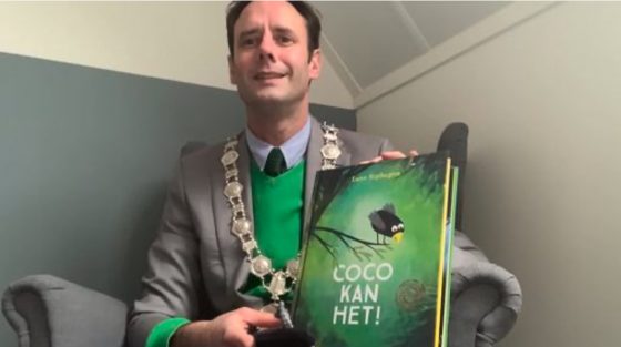 Foto: Burgemeester van Harderwijk leest voor op Nationale Voorleesdag