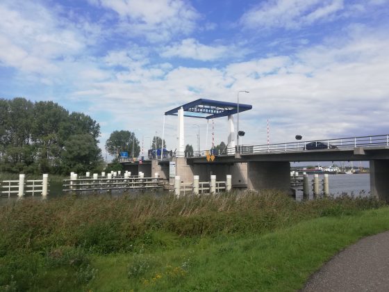 Foto: Door storing blijft de Elburgerbrug open staan