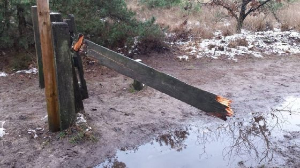 Foto: Meerdere hekken vernield van het Houtdorperveld in Ermelo