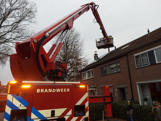 Foto: Schoorsteenbrand aan de Kuntzestraat trekt bekijks