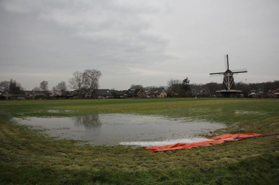 Foto: IJs gaat er niet komen achter de molen in Hulshorst: “De baan lijkt wel een vergiet”