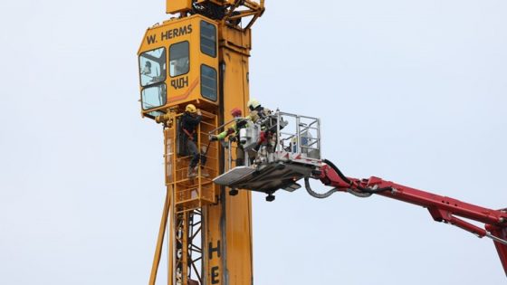 Foto: Ongeluk met hijskraan, machinist met hoogwerker uit cabine gehaald