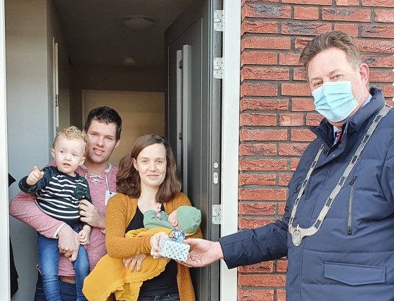 Foto: Burgemeester Van de Weerd feliciteert ouders 1e baby in 2021