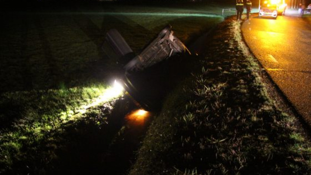 Foto: Auto belandt in de sloot na ongeluk