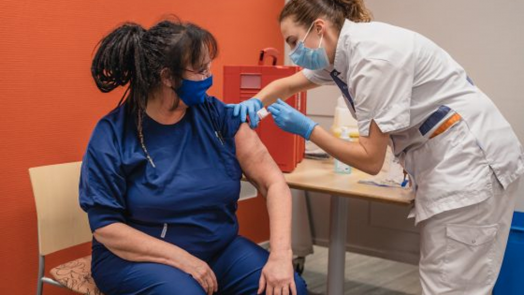 Foto: Eerste zorgverleners St Jansdal krijgen vaccinatie tegen COVID-19