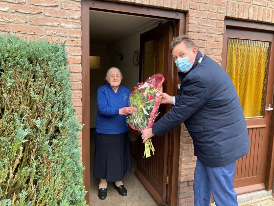 Foto: Burgemeester feliciteert 100 jarige mevrouw Van der Horst-van den Hoek