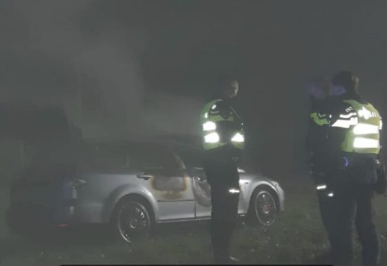 Foto: Auto in brand gestoken in Elspeet