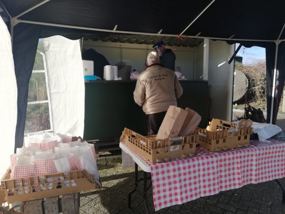 Foto: Oliebollen bakken voor Molen De Duif: renovatie kost 150.000 euro