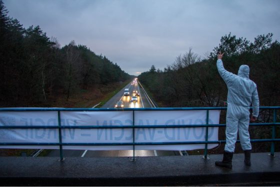 Foto: Demonstreren bij het viaduct in Hulshorst