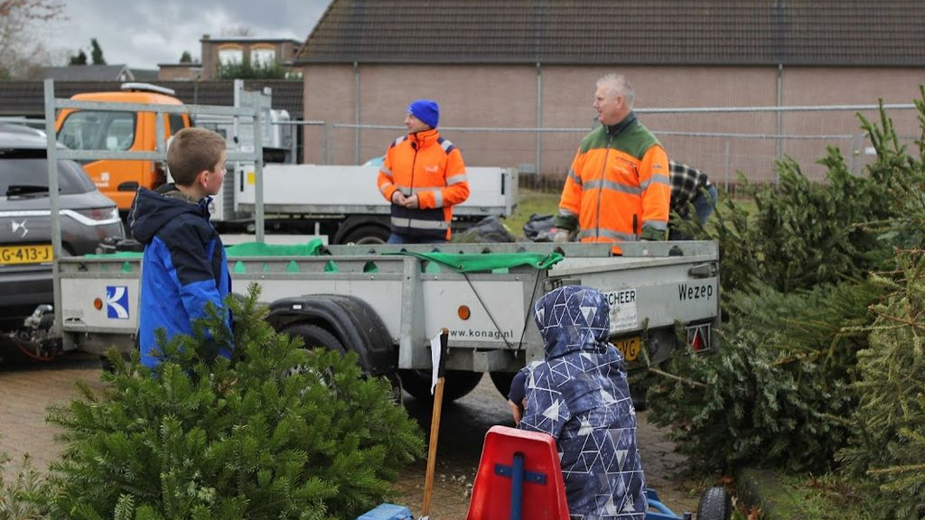 Foto: Inzameling kerstbomen en vuurwerkafval Oldebroek weer groot succes