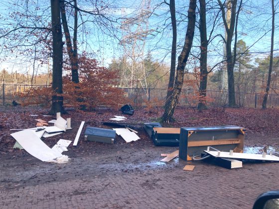 Foto: Afval gedumpt in bosgebied van Harderwijk