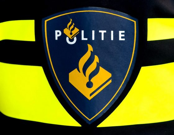 Foto: Aanhoudingen op coronafeest in Uddel, agent trekt wapen