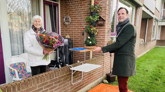 Foto: Burgemeester van Harderwijk verrast Mevrouw Riek Wuestman-Enderink met Piet Dijkstra Prijs