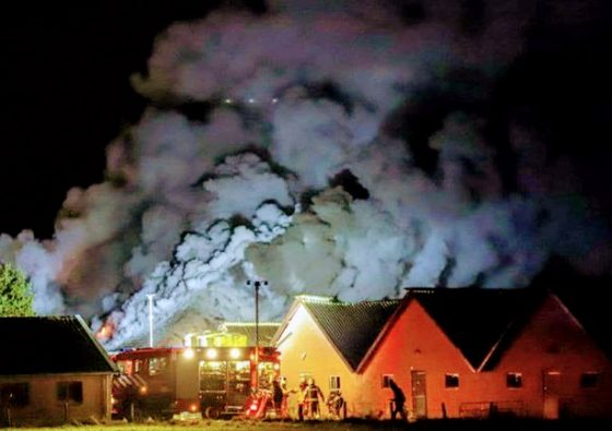 Foto: Veel rook bij woningbrand in Uddel