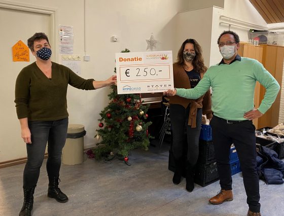Foto: Hypocasso doneert € 250,- aan Voedselhulp Nunspeet