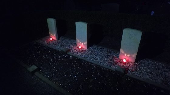Foto: Kaarsen ontstoken ter nagedachtenis aan gesneuvelde militairen (video)