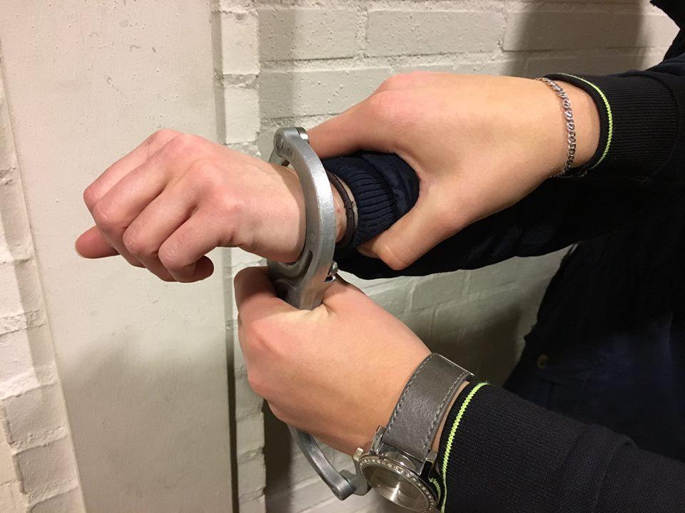 Foto: Twee mannen met elkaar op de vuist op kerstavond