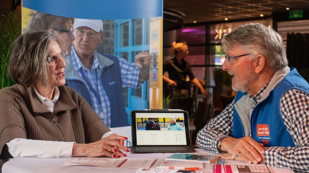 Foto: Vindt u autorijden in het donker onprettig? Reis met het openbaar vervoer!