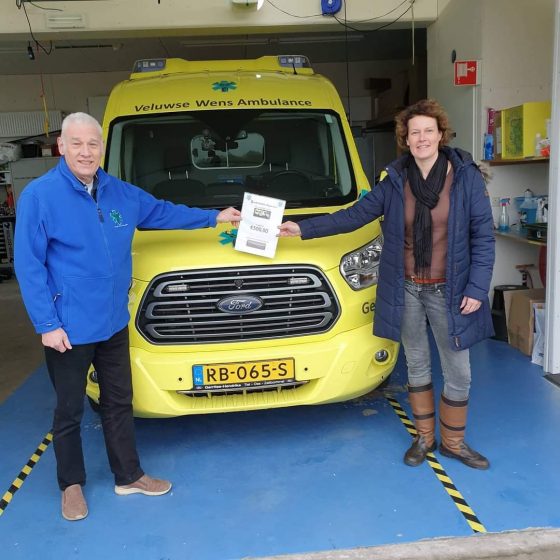 Foto: Cheque van 500 euro voor Veluwse Wensambulance