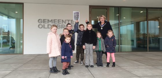 Foto: Kinderen overhandigen pilot ‘Oldebroek-West: een kindveilige wijk’ aan burgemeester Haseloop
