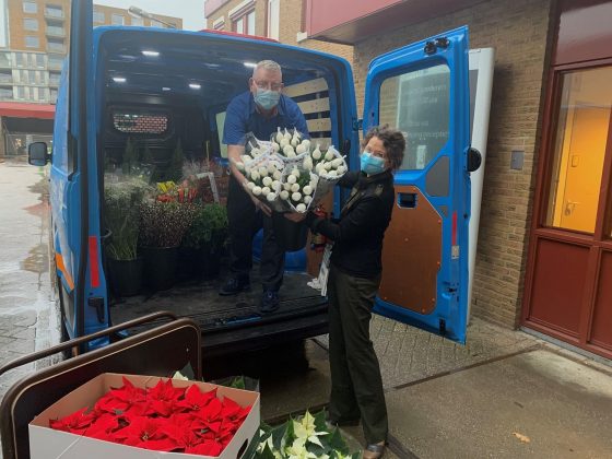 Foto: Zorgmedewerkers St Jansdal in de bloemen gezet