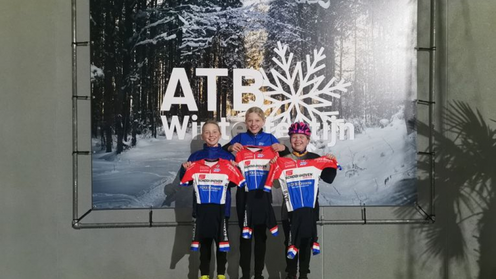 Foto: Nederlands Kampioen Mountainbiken meisjes ontvangen wedstrijdtenues