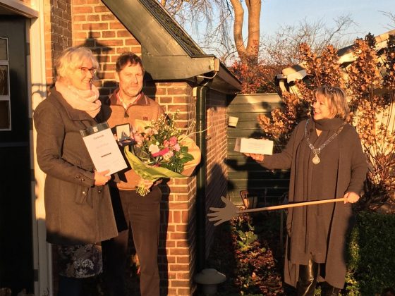 Foto: Twee erepenningen uitgereikt aan inwoners gemeente Oldebroek