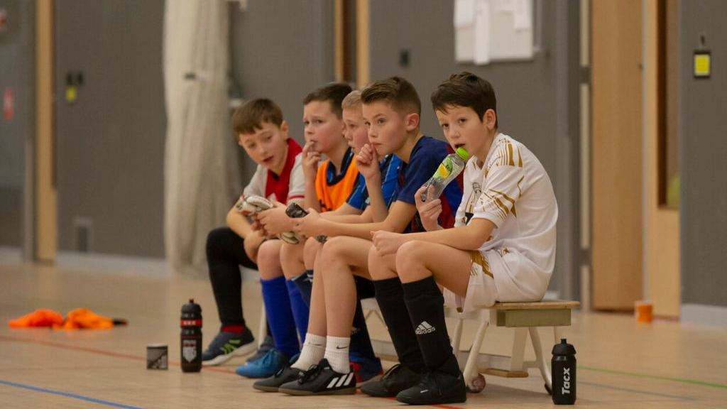 Foto: Plezier en onderlinge strijd tijdens ESC jeugd zaalvoetbaltoernooi 2022