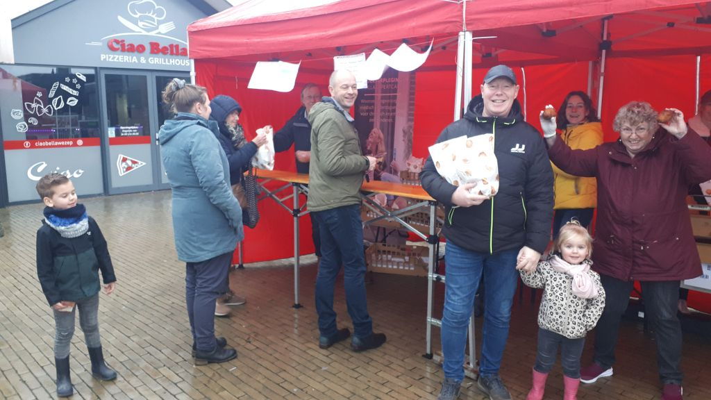 Foto: Oliebollenverkoop voor Vrienden van een succes