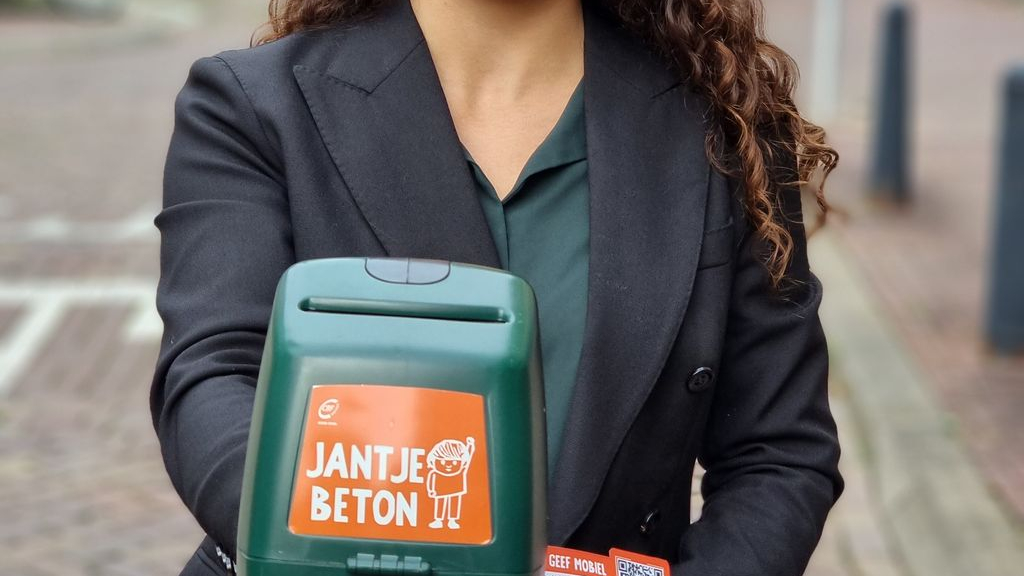 Foto: Extraatje voor clubkas met collecte Jantje Beton