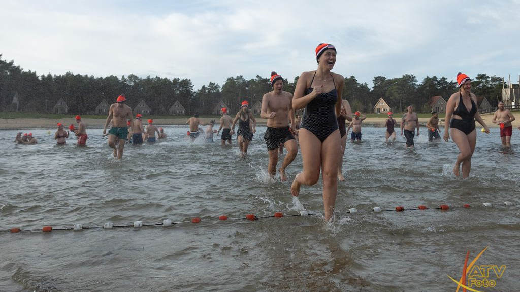 Foto: Nieuwjaarsduik Landgoed 't Loo