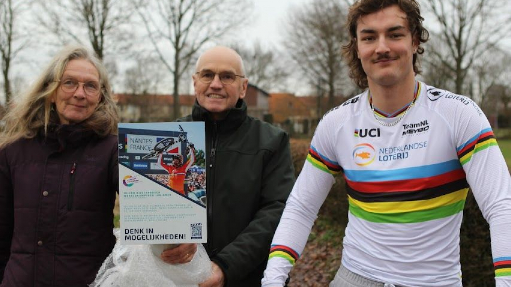 Foto: BMX wereldkampioen Julian Bijsterbosch onthult plaquette op 'zijn' BMX baan